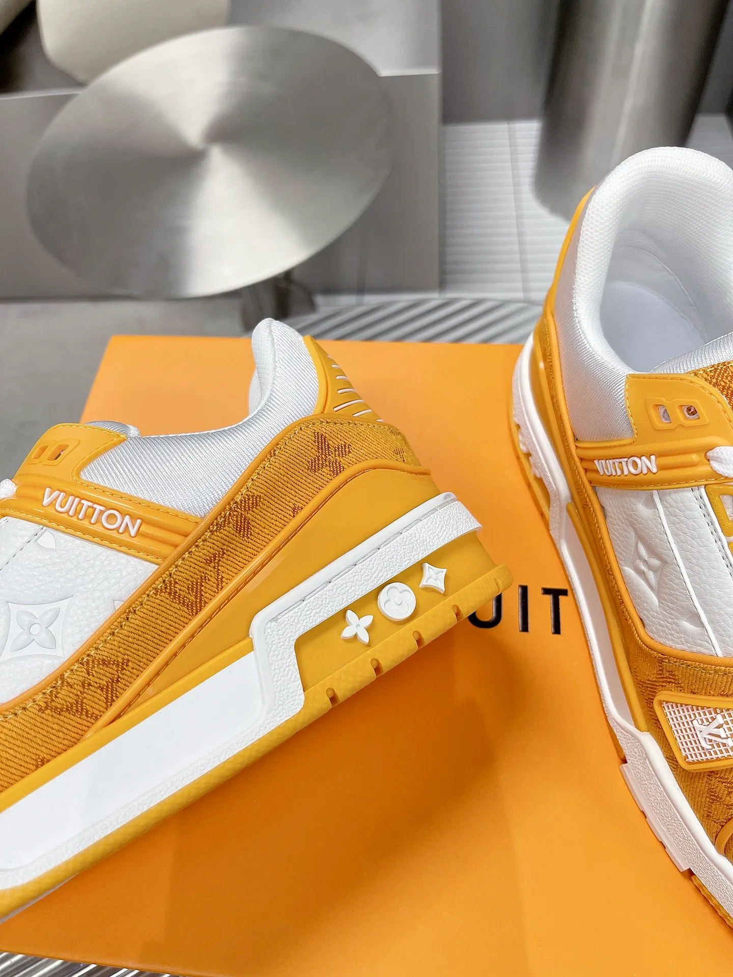 👟👟Ex-factory price 840👟👟The highest version on the Internet⚠️Feel free to compare! 2021🔥New model, purchase quality LV~Louis Vuitton by Virgin Abloh’s best-looking sneakers, Donkey Brand strongly recommends new products, official website limited edition retro basketball sneakers! Both high and low tops cost money to purchase 1:1 accurate replicas of the originals. The details are invincible, full of sincerity, imported custom-made original cowhide, the original package method is the same, the details are 100% restored, and the private model customized the original one-piece T👟👟factory price U outsole, which is different from other brands. Without the original version, this effect cannot be achieved! 35-45 (46 is custom-made and non-refundable) Some colors are available in women’s styles